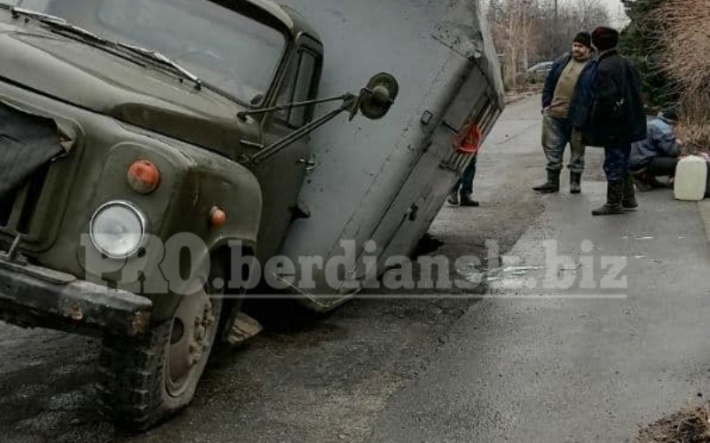 В Бердянске автомобиль коммунальщиков провалился под асфальт (фото)