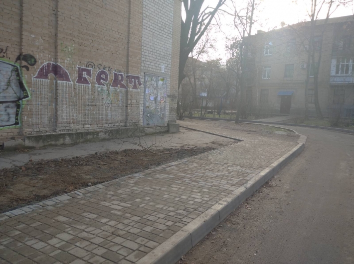 В Мелитополе во дворе многоэтажки в центре города восстановили тротуар (фото)