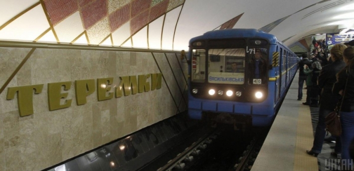 Хотел попасть в новости: в Киеве пьяный заблокировал движение метро, видео