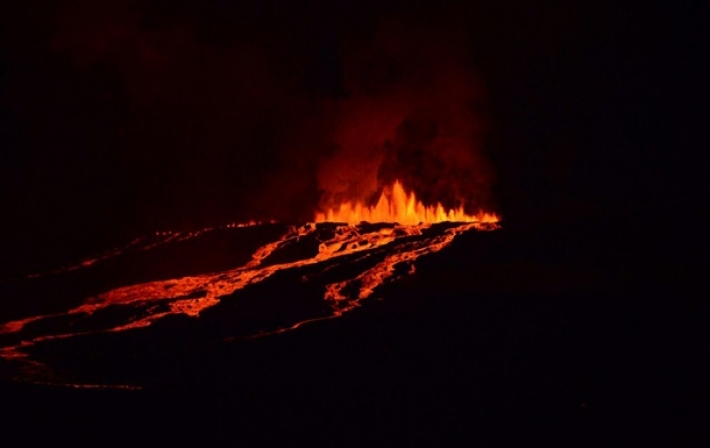 На Галапагосах началось извержение вулкана (фото, видео)