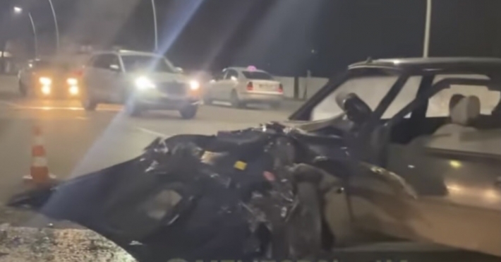 В Мелитополе возле ресторана лобовое столкновение - машины покорежены (видео)