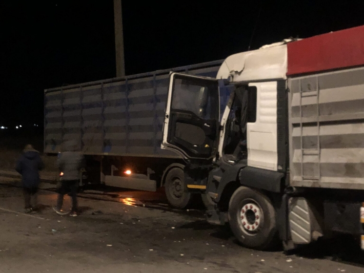 В Бердянске в ДТП попали два зерновоза (фото)