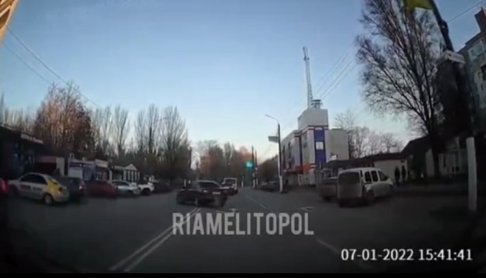 В Мелитополе водитель Ланоса продемонстрировал опасный маневр