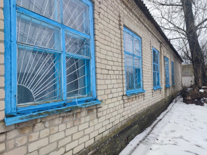 В Бердянском районе подросток разбил окна в здании сельсовета (фото)