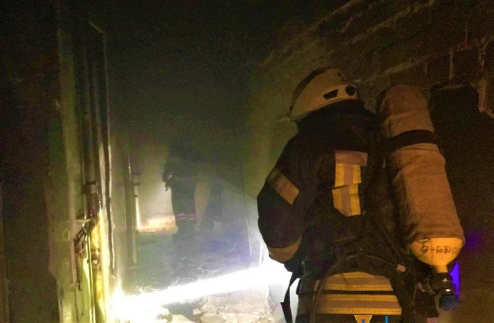 В Запорожье из-за пожара в многоэтажке эвакуировали людей (фото)