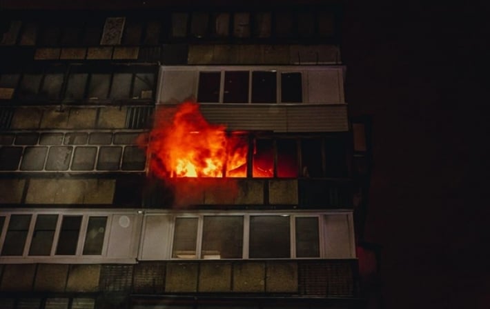 Выпал из горящей квартиры: в Киеве при пожаре погиб мужчина