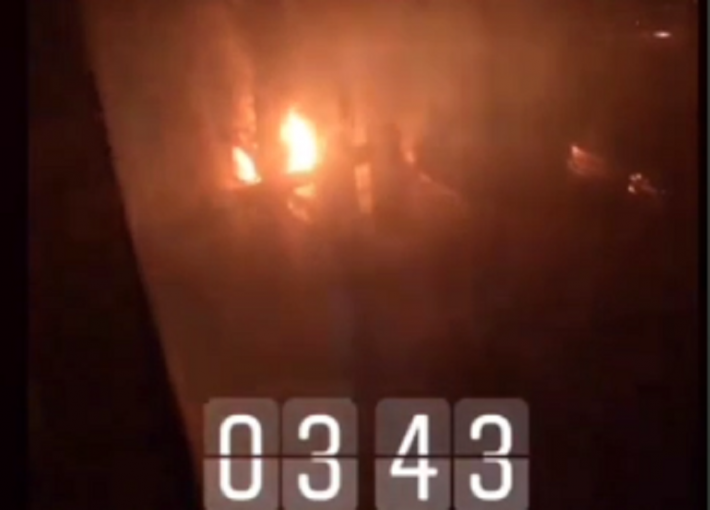 В Мелитополе во дворе многоэтажки рано утром сгорел автомобиль (видео)