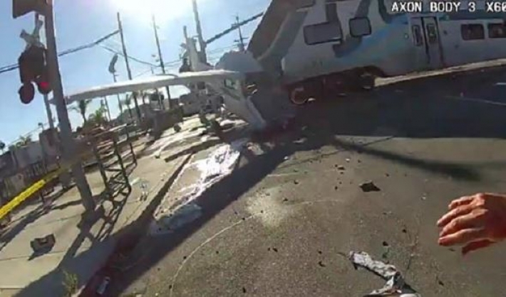 В Лос-Анджелесе поезд снес упавший самолет (видео)