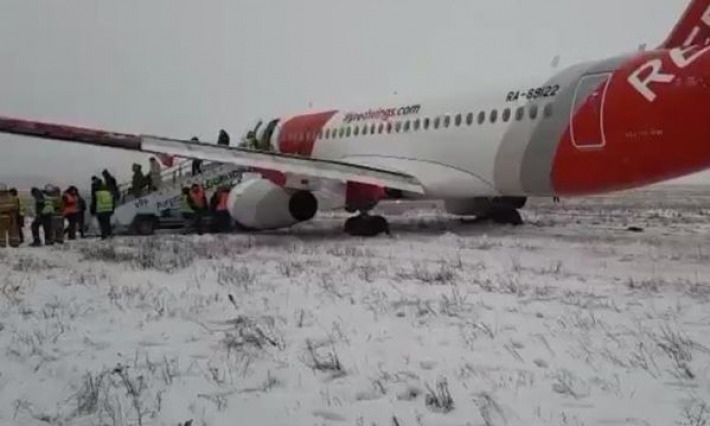 В РФ самолет выкатился за пределы полосы (видео)
