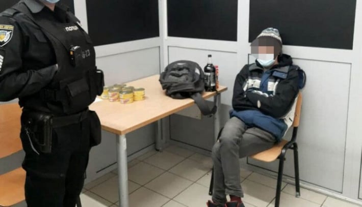 В Запорожье мужчина украл консервы из супермаркета на тысячу гривен