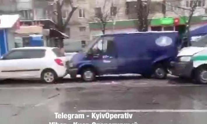 В Киеве столкнулись пять автомобилей (видео)