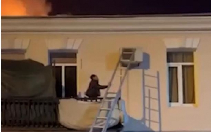 В Ялте мужчина отказывался покидать горящий дом (видео)