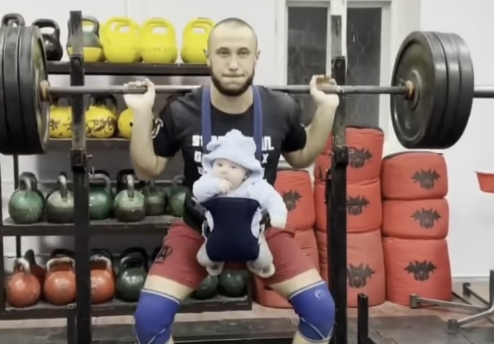 В Мелитополе знаменитый спортсмен показал, что маленькие дети тренировкам не помеха (видео)