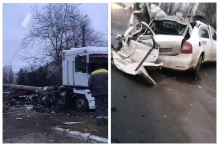 Лютое ДТП в Одессе с участием грузовика, видео: легковушка разбита в хлам