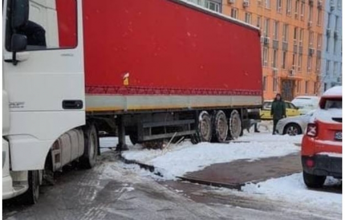 Деревья - не помеха: в Киеве водитель фуры отличился 