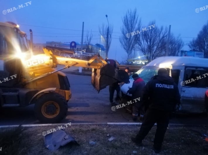 В Мелитополе разбившуюся маршрутку эвакуаторы не могли убрать с проезжей части (фото, видео)