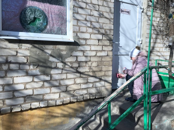 В Бердянске неизвестный разбил окна в детском саду (фото)