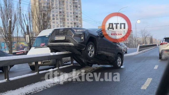 В Киеве девушка поставила дорогое авто на дыбы: фото аварии