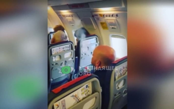 В самолете из Египта украинка устроила скандал с пассажиром, дымящим электронной сигаретой (видео)