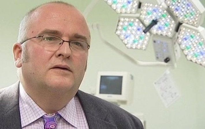 Британский хирург выжигал свои инициалы на печени пациентов