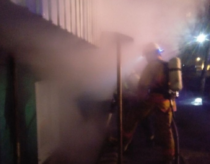 В Мелитополе утром спасатели тушили пожар возле многоэтажки (фото)