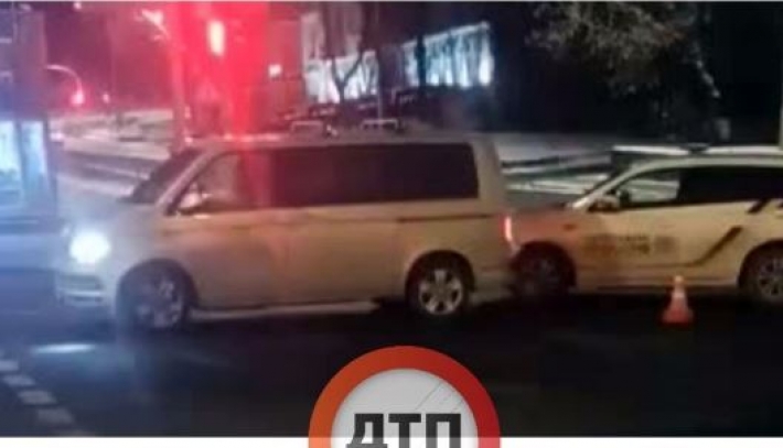 Не пропустили пешехода: в центре Киева авто копов попало в ДТП, фото
