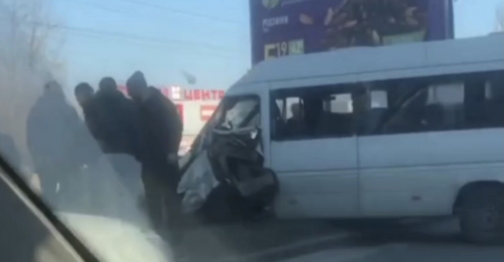 В Запорожье серьезное ДТП с маршруткой - пострадал водитель (видео)