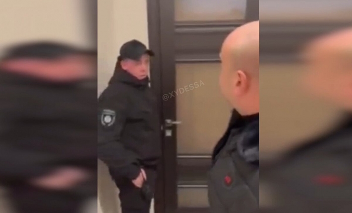 В Одессе женщина разгромила чужую квартиру: появилось видео жесткого задержания
