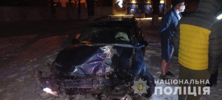 В Киевской области пьяный водитель снес двух полицейских и врезался в дерево: фото и видео