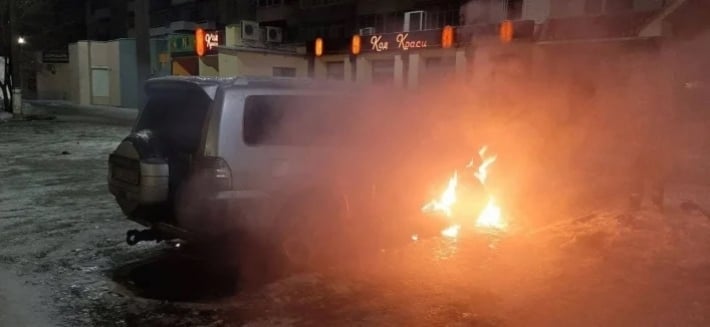 В Мелитополе сгорел дорогой внедорожник - думают не просто так (видео)