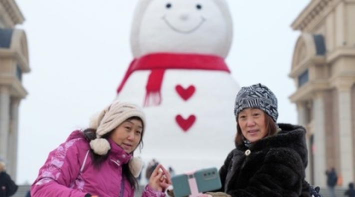 В Китае построили огромного снеговика размером с дом - его собирали 120 скульпторов (видео)