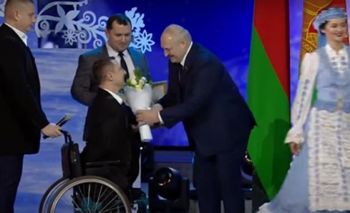Лукашенко вручил букет человеку без рук (видео)