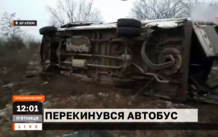 Девять человек оказались в больнице: в оккупированном Крыму перевернулся микроавтобус