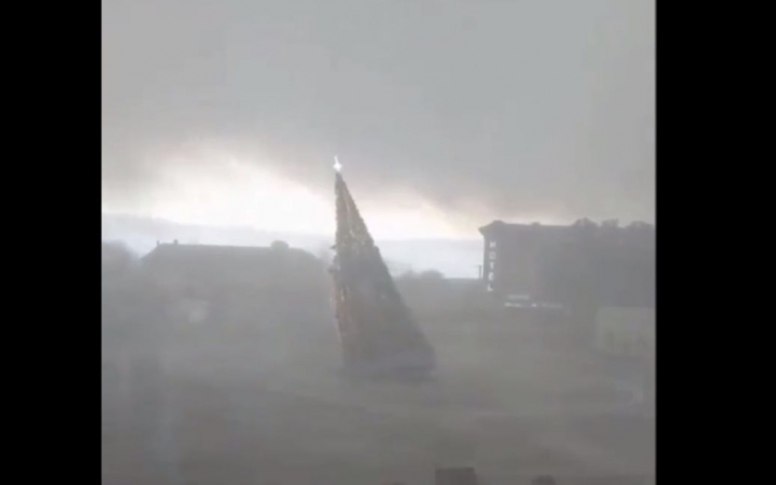 В белорусских городах ураганным ветром сносит новогодние елки (видео)