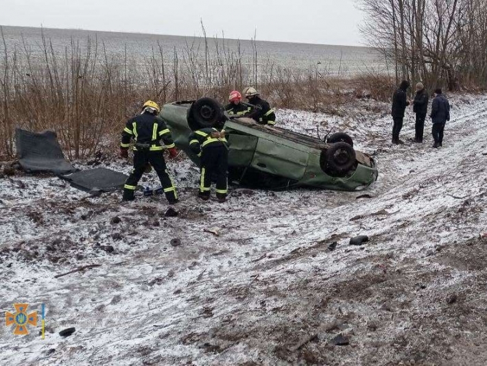 На запорожской трассе столкнулись две легковушки и эвакуатор (фото)