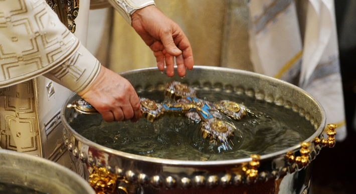 Как церковь рекомендует пить святую воду и, что нельзя делать перед купанием в Крещение