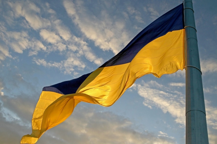 Мощный ветер порвал флаг Украины на самом высоком флагштоке страны, фото и видео