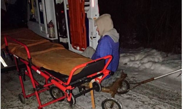 Под Харьковом врачи "скорой" больше километра тянули пациента на тележке: фото
