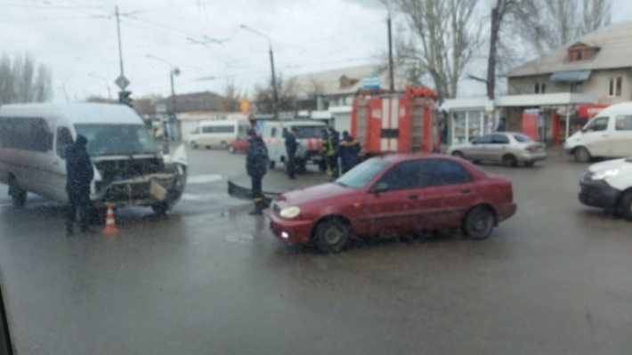 В Запорожье маршрутка столкнулась с авто спасателей (фото)