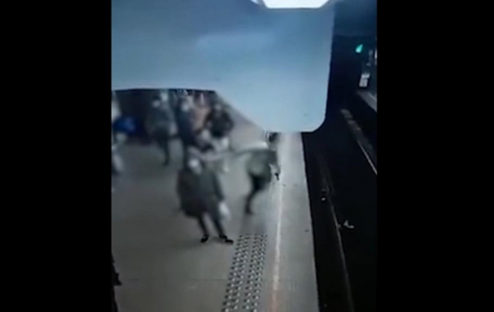 В метро Брюсселя женщину столкнули под поезд (Видео)