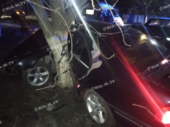 В Константиновке водитель на БМВ влетел в дерево - машину разрезали спасатели (фото, видео)