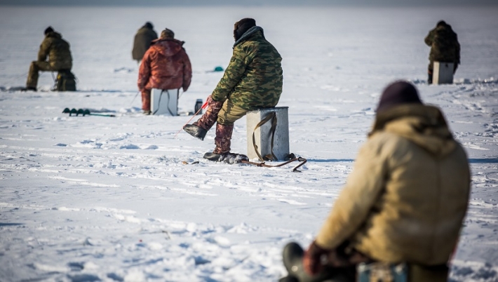 В Запорожской области рыбаки с риском для жизни рыбачат на льду (фото)