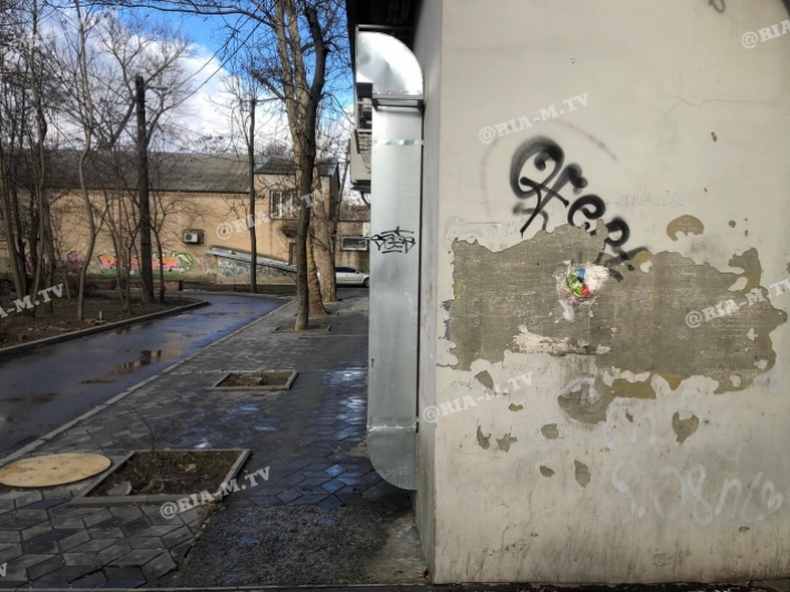 Докатились - жители Мелитополя забивают стены домов мусором (фото)