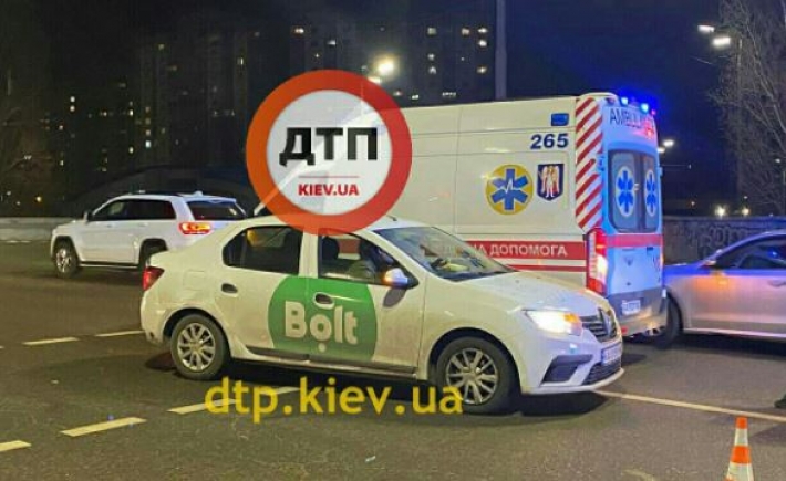 В Киеве таксист сбил женщину: все подробности и фото