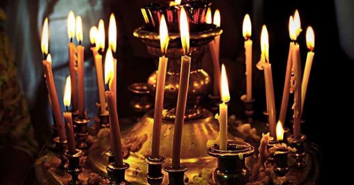 В Мелитополе на остановке "впаривают" заговоренные свечи