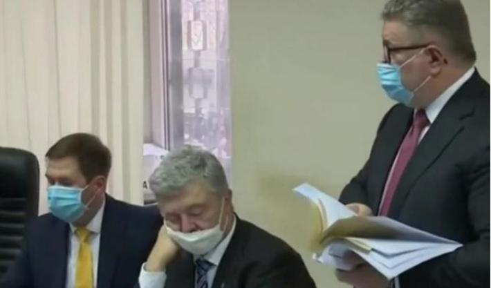 Порошенко уснул на заседании суда (видео)