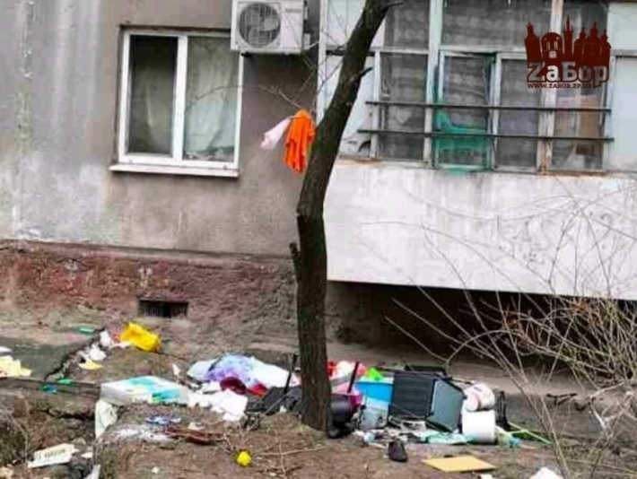 В Запорожье выбрасывают старые вещи прямо с балкона (фото)