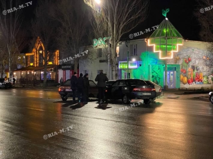 В центре Мелитополя столкнулись сразу три ВАЗа (фото, видео)