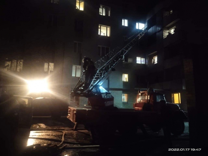 В Запорожье во время пожара в многоэтажке эвакуировали жителей (фото)