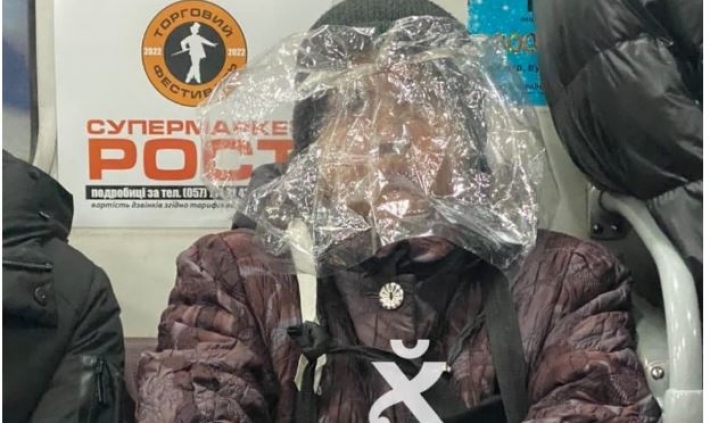 "Омикрон" не пройдет: сети впечатлило фото бабушки в необычной "маске" в метро Харькова